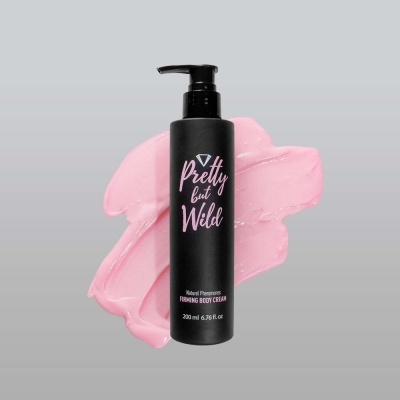 frasco preto de creme corporal com texto Pretty but Wild e fundo cinzento com creme cor-de-rosa