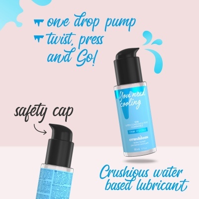 Frascos azuis de lubrificante à base de água com tampa preta e texto promocional em fundo claro