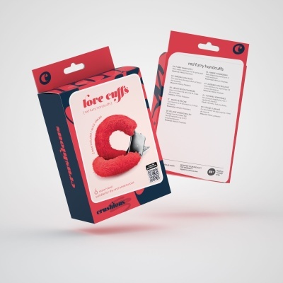 Embalagem de pulseiras de pelúcia vermelhas chamada 'love cuffs' com fecho de metal, caixa azul e vermelha