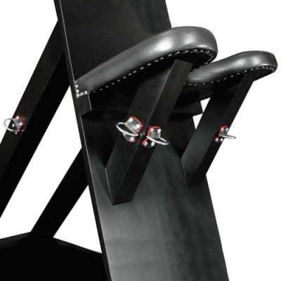 Estrutura de madeira preta com apoios acolchoados em pele preta e parafusos metálicos