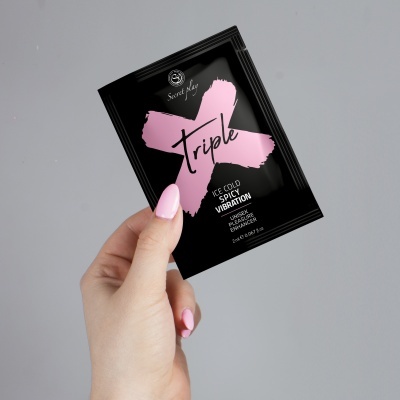 Pacote preto com detalhes rosa e texto 'Secret play triple ice cold spicy vibration'
