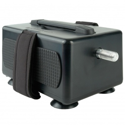 Dispositivo preto retangular com alças e eixo metálico