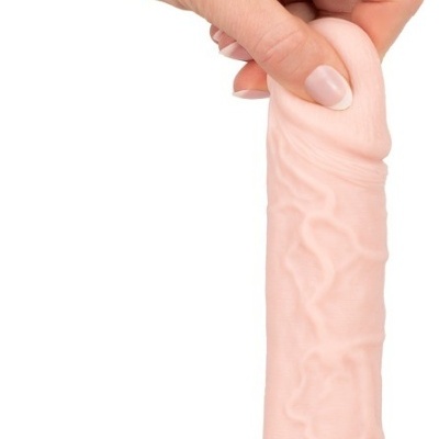 Dildo cor de pele com ventosa e textura veiculada segura por uma mão
