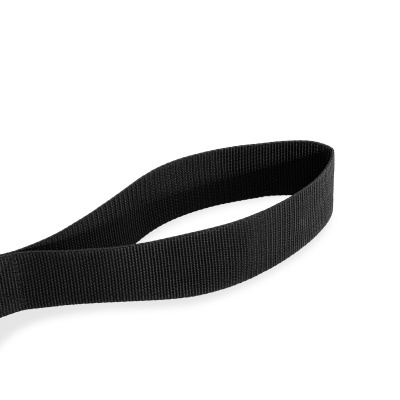 Fita preta de tecido têxtil numa superfície branca