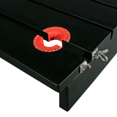 Mesa preta com encaixe circular e almofada vermelha