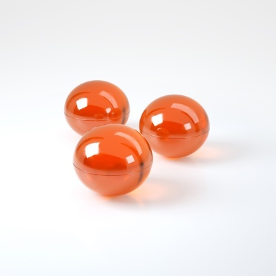 Três esferas laranjas translúcidas sobre fundo branco