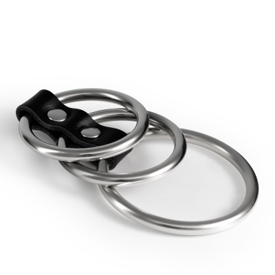 Três argolas metálicas interligadas com tira de couro preto