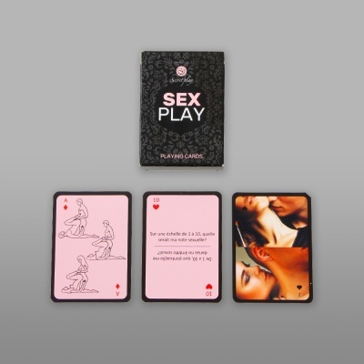 Cartas de baralho SEX PLAY com ilustrações, texto em francês e imagens fotográficas em fundo cor-de-rosa.