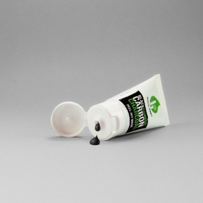 Tubo branco com creme preto e rótulo 'PURE CARBON'