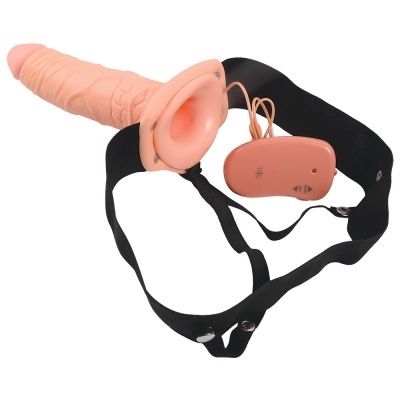 Dildo com cinta preta ajustável e controle remoto cor de pele em fundo branco