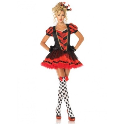 Fantasia vermelha e preta com saia rodada e meias de xadrez preto e branco