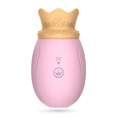 Dispositivo rosa com tampa amarela em forma de coroa e textos DC e coroa