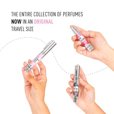 Três frascos pequenos de perfume em mãos, fundo branco