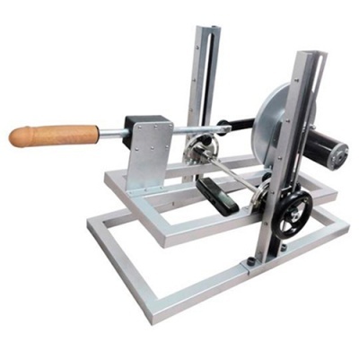 Máquina metálica com barra e punho de madeira, disco e volante pretos