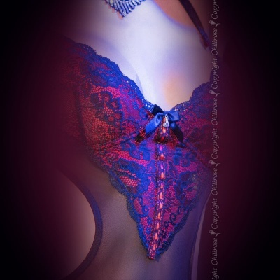 Lingerie feminina rendada azul com detalhes em rosa e pérolas no busto