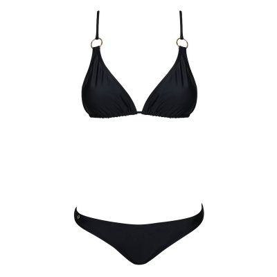 Biquíni feminino preto com argolas metálicas nas alças e acessório metálico na parte de baixo