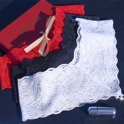 Cuecas femininas em renda branca, preta e vermelha com caixa vermelha, colar de pérolas e batom.