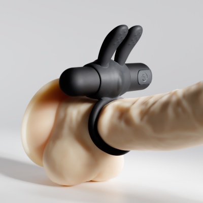 Anel peniano preto com orelhas de coelho em silicone num manequim