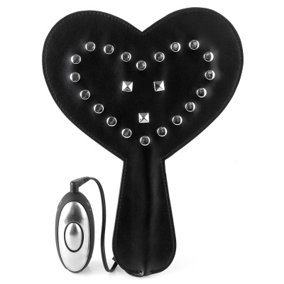 Pá em pele preta em forma de coração com rebites e controlo remoto