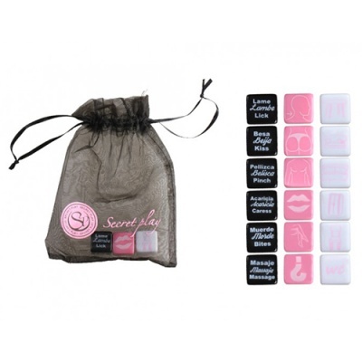 Conjunto de peças de jogo erótico coloridas com saco preto translúcido