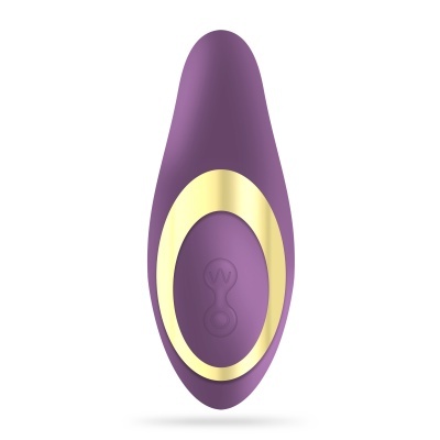 Produto roxo com detalhe oval dourado e botão com símbolo