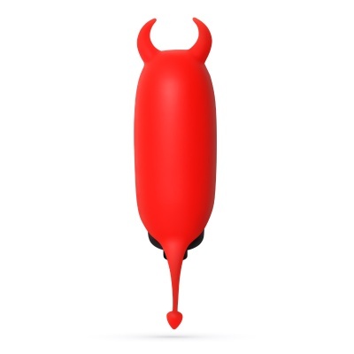 Objeto decorativo vermelho em forma de diabo com chifres e cauda em fundo branco
