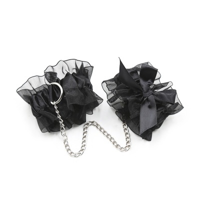 Algemas decorativas pretas com laços e corrente metálica prateada