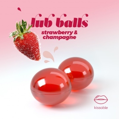 duas esferas vermelhas brilhantes com morango e texto lub balls strawberry & champagne
