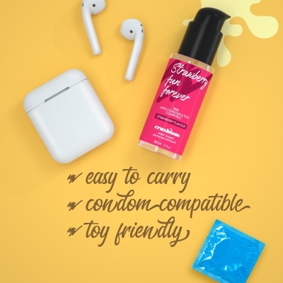 Frasco de lubrificante, earbuds brancos, preservativo azul e texto em fundo amarelo