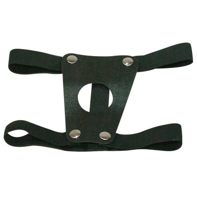 Suporte ou arnês preto com rebites prateados e orifício central