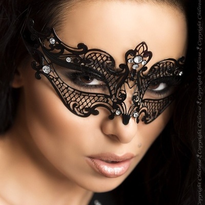 Máscara preta de renda com pedras brilhantes usada por mulher