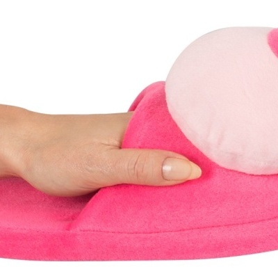 Pantufa rosa formato de seio feminino com mão apoiada