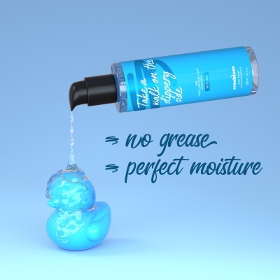 Frasco azul a verter líquido sobre pato de borracha azul translúcido com texto em letra cursiva