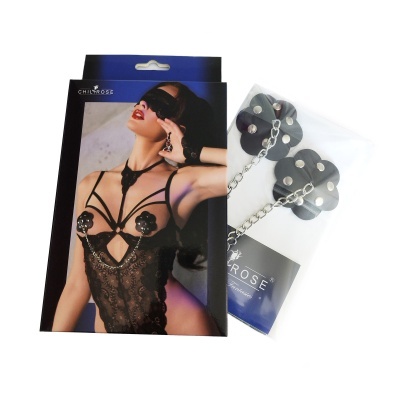 Acessórios eróticos pretos com embalagem e modelo vestindo lingerie preta