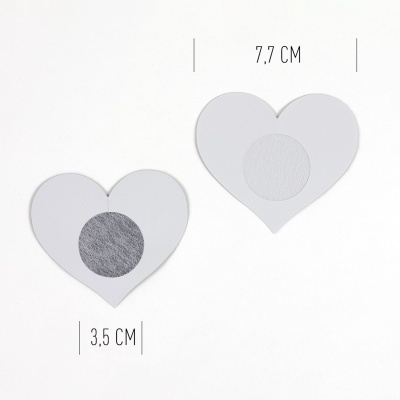 Dois suportes em forma de coração branco com círculos no centro, medidas indicadas