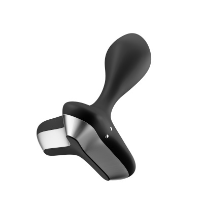 Produto em silicone preto e metal prateado com design ergonómico