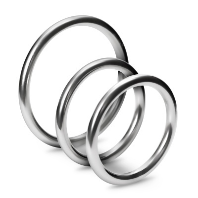 Três anéis metálicos prateados diferentes tamanhos sobre fundo branco