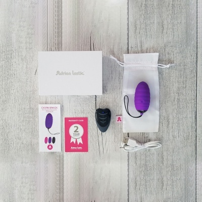 Conjunto de dispositivo vibratório roxo com comando remoto, cabo USB e embalagem