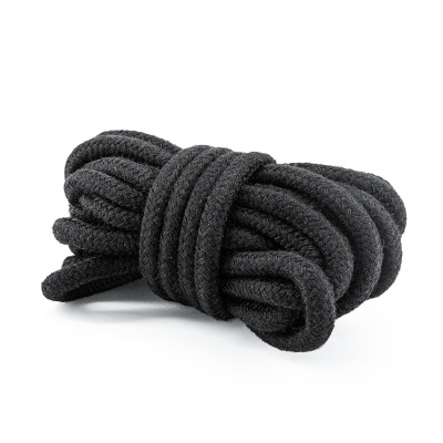 Cordão preto grosso trançado enrolado sobre fundo branco