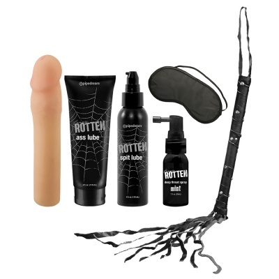 Conjunto de produtos eróticos com dildo, lubrificantes, venda para olhos e chicote preto.