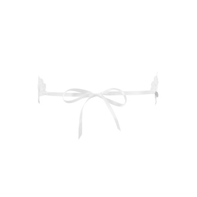 Fita branca com laço e detalhes de renda