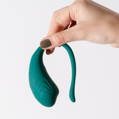 Dispositivo sexual verde em silicone com textura ondulada