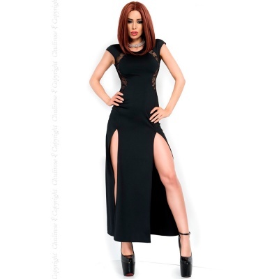 Modelo a usar vestido longo preto com fenda dupla e detalhes em renda, com sapatos de salto alto pretos.