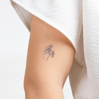 Tatuagem de mãos em linha fina no braço