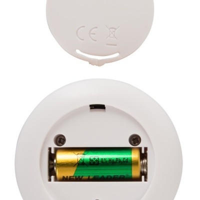 Base redonda branca com compartimento de pilha aberto e pilha AA inserida