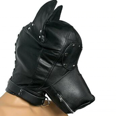 Máscara preta de couro tipo cabeça de animal com rebites metálicos e fecho