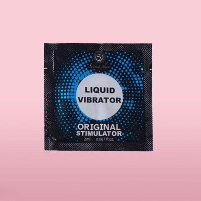 Pacote quadrado preto e azul de produto LIQUID VIBRATOR sobre fundo rosa claro