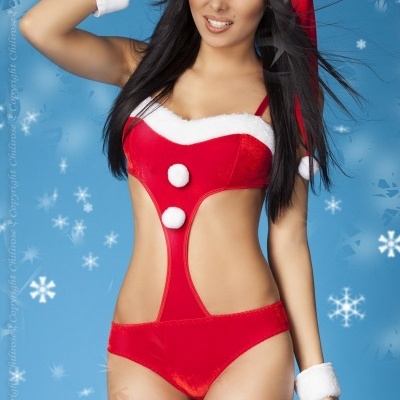 Mulher com fato de banho vermelho e branco e gorro de Natal num fundo azul com flocos de neve