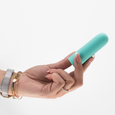 Mão segurando dispositivo azul claro cilíndrico