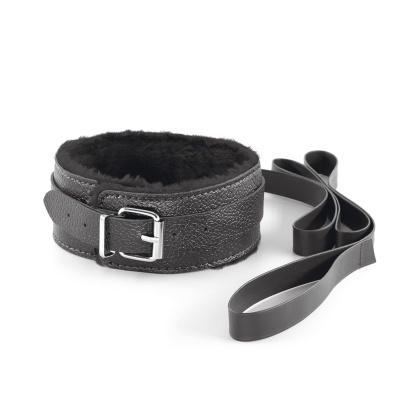 Coleira ou pulseira preta com textura e interior felpudo e correia longa preta